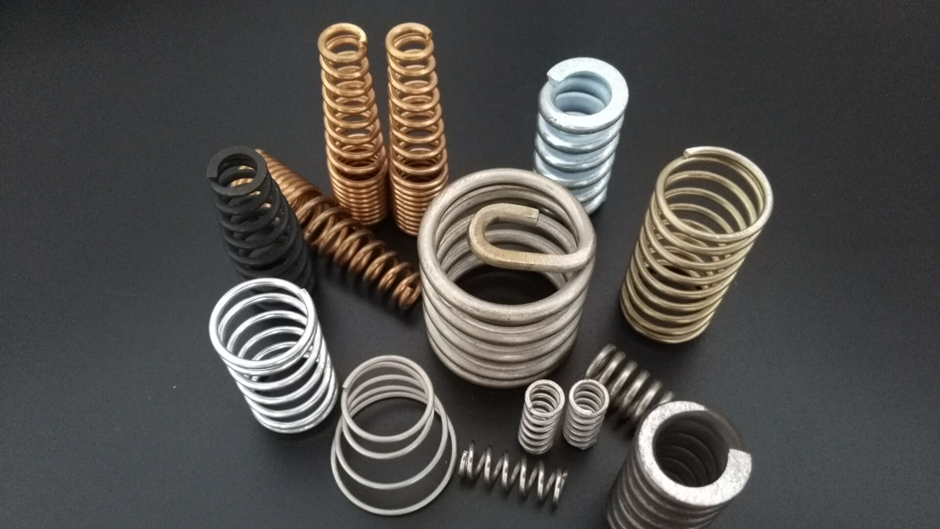 壓縮彈簧和扭轉(zhuǎn)彈簧有什么不一樣？